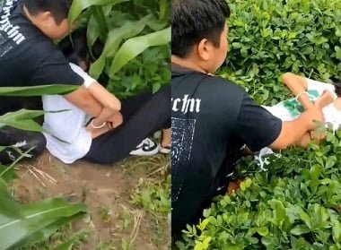 เพื่อนเรียนรู้ที่จะข่มขืนสาว ๆ ในสนาม