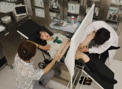 แพทย์รักผู้ป่วยในระหว่างการตรวจสุขภาพ