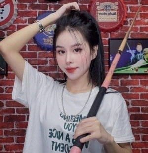 ฉากที่ใกล้ชิดของ Vy พนักงานบาร์ที่มีเสน่ห์