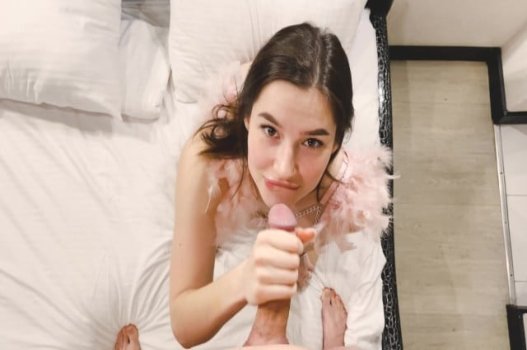 น้องสาวเรียกพี่ชายของเธอให้ตื่นขึ้นมาสำรวจ