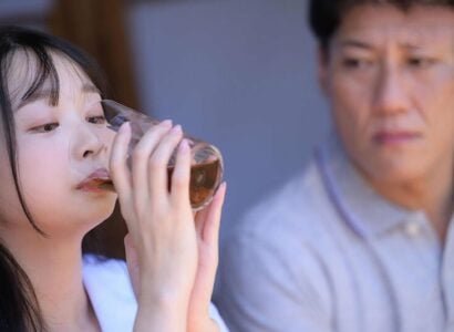 เขาใช้ยาโป๊เพื่อมีเพศสัมพันธ์กับหลานสาวของเขาเพื่อเพลิดเพลินกับความภาคภูมิใจ