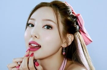 Clip of Nayeon สองครั้งและยักษ์ในเรื่อง Love Hot ได้รับการตีพิมพ์