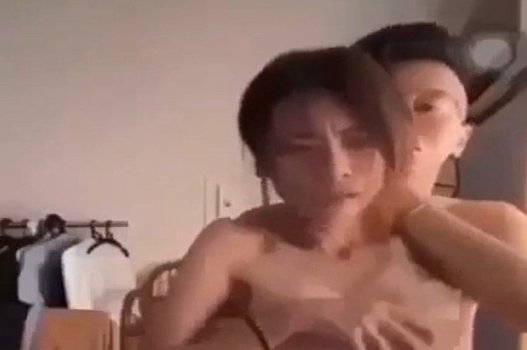 คลิปร้อนของ Hoang Cuu Bao และ Linh Linh แฟนสาวของเขาได้รับการตีพิมพ์