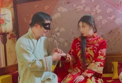 หญิงสาวชั่วคราวได้รับเชิญจากเด็กชายถนนให้กลับบ้านเพื่อสำรวจความสุขใหม่ ๆ