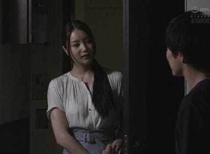 สาวเซ็กซี่หยอกล้อเพื่อนบ้านทุกคืนและความสนุกสนานไม่รู้จบ