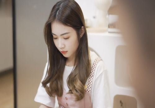 ลูกสาวของกระต่ายถูกบังคับโดยพ่อเลี้ยงของเธอ