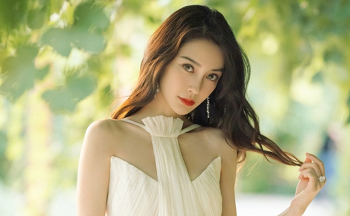 เด็กแองเจล่าดูแลพี่น้องของเขาในคืนที่อากาศร้อน