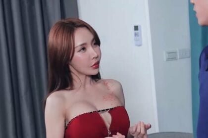เมื่อเขาได้พบกับหน้าอกที่น่าหลงใหลของเขาเขาก็ล้มลงกับเธออย่างร่าเริง