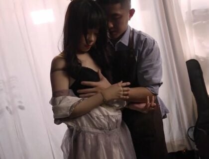 ตอนเที่ยงคืนศิลปินที่บิดเบือนพอใจกับตุ๊กตาทำมือ