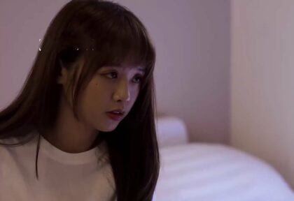 คนหนุ่มสาวมีความสุขที่ได้มีโอกาสอยู่กับแฟนสาวสวยของเธอ